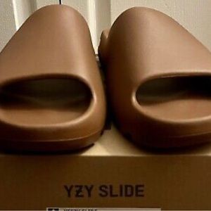 yeezy slides not very worn
